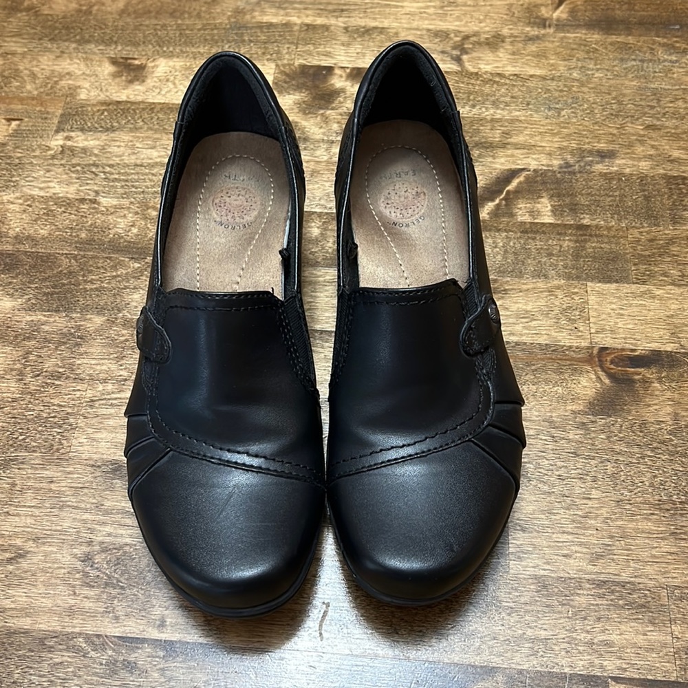 Black Gelron Earth brand heeled shoes. Size 9